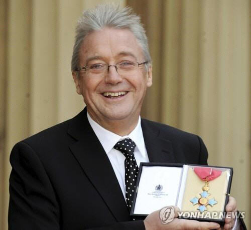 대영제국 훈장을 받는 그레이엄 빅[AP=연합뉴스]